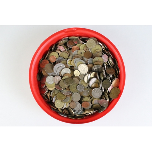 422 - A collection of mixed coins to include British pre decimal and world examples together with commemor... 