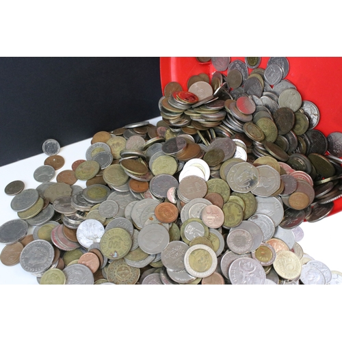 422 - A collection of mixed coins to include British pre decimal and world examples together with commemor... 