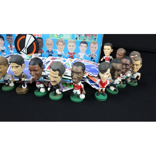 88 - Football - 35 Corinthian figures along with boxed Corinthian Super Club set and a quantity of footba... 