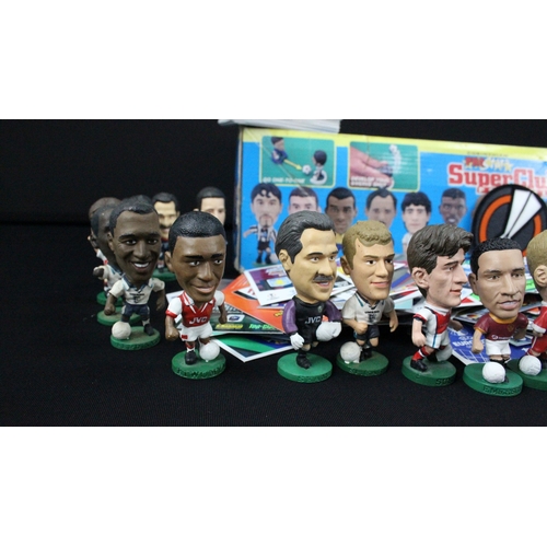 88 - Football - 35 Corinthian figures along with boxed Corinthian Super Club set and a quantity of footba... 