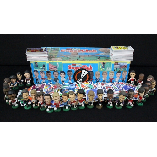 88 - Football - 35 Corinthian figures along with boxed Corinthian Super Club set and a quantity of footba... 