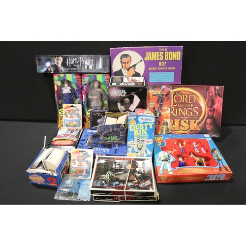 78 - 18 Boxed TV related toys, figures and collectables to include 2 x Trendmasters Austin Powers figures... 