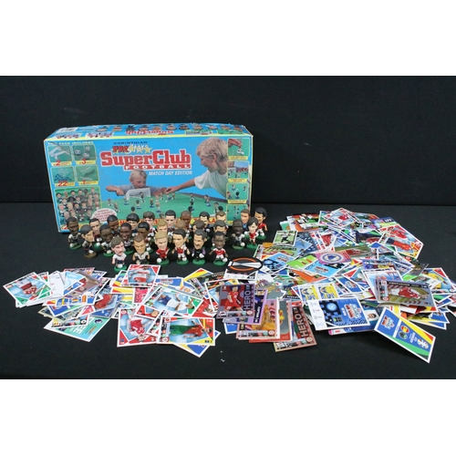 88 - Football - 35 Corinthian figures along with boxed Corinthian Super Club set and a quantity of footba... 