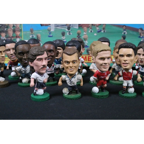 88 - Football - 35 Corinthian figures along with boxed Corinthian Super Club set and a quantity of footba... 