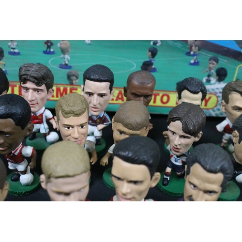 88 - Football - 35 Corinthian figures along with boxed Corinthian Super Club set and a quantity of footba... 