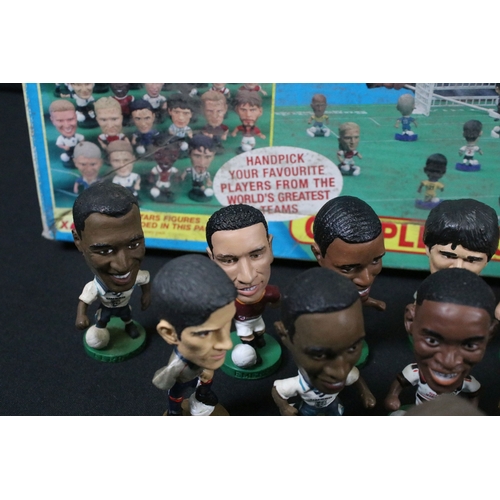 88 - Football - 35 Corinthian figures along with boxed Corinthian Super Club set and a quantity of footba... 