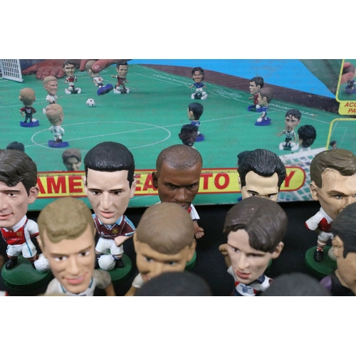 88 - Football - 35 Corinthian figures along with boxed Corinthian Super Club set and a quantity of footba... 