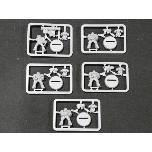 85 - Games Workshop - Boxed Warhammer 40,000 Space Marine Paint Set complete with figures on spruce, brus... 