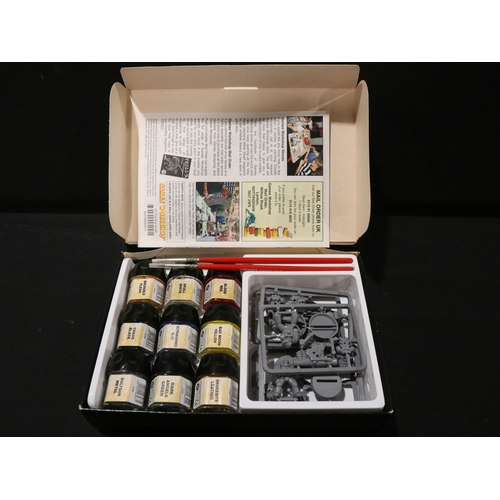 85 - Games Workshop - Boxed Warhammer 40,000 Space Marine Paint Set complete with figures on spruce, brus... 