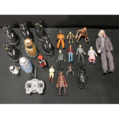 95 - Large collection of boxed & unboxed Sci Fi & TV related toys, figures and collectables to include St... 