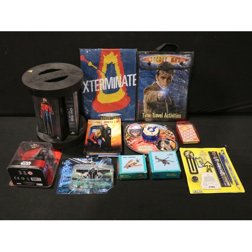 95 - Large collection of boxed & unboxed Sci Fi & TV related toys, figures and collectables to include St... 