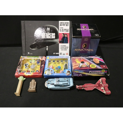 95 - Large collection of boxed & unboxed Sci Fi & TV related toys, figures and collectables to include St... 