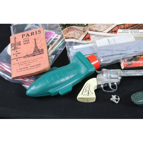 535 - Collection of mixed toys and trading cards to include quantity of Topps Star Wars trading cards, 2 x... 