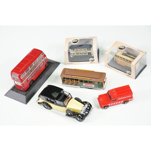 297 - Collection of diecast model buses and trams to include mainly Corgi examples including 3 x boxed / c... 