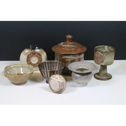 80 - Collection of studio pottery, to comprise a footed caddy with oat meal glaze and tenmoku accents, a ... 