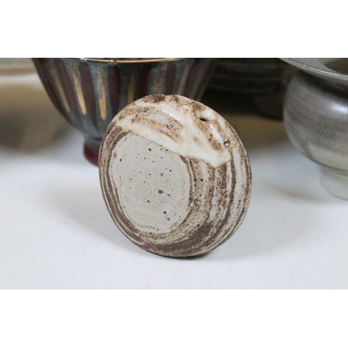 80 - Collection of studio pottery, to comprise a footed caddy with oat meal glaze and tenmoku accents, a ... 