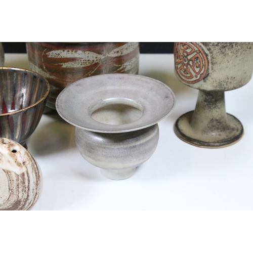 80 - Collection of studio pottery, to comprise a footed caddy with oat meal glaze and tenmoku accents, a ... 