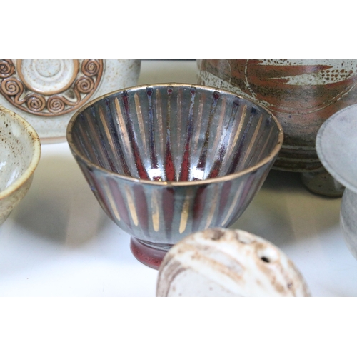 80 - Collection of studio pottery, to comprise a footed caddy with oat meal glaze and tenmoku accents, a ... 