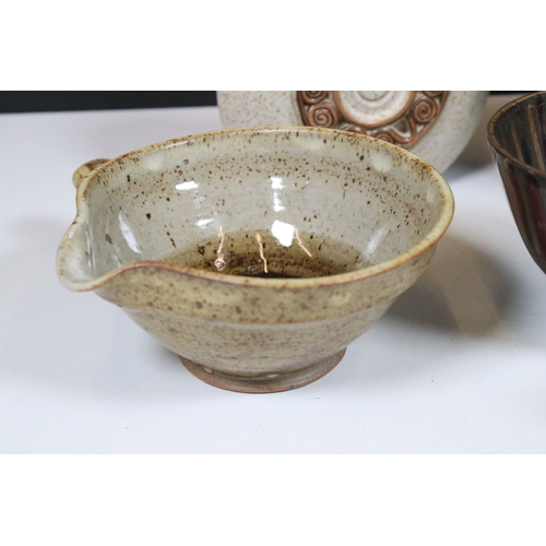 80 - Collection of studio pottery, to comprise a footed caddy with oat meal glaze and tenmoku accents, a ... 