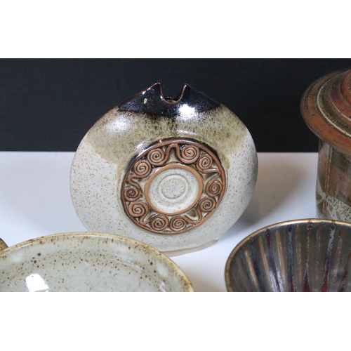 80 - Collection of studio pottery, to comprise a footed caddy with oat meal glaze and tenmoku accents, a ... 