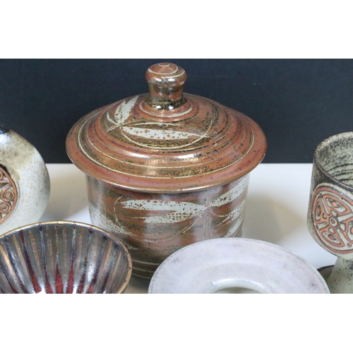 80 - Collection of studio pottery, to comprise a footed caddy with oat meal glaze and tenmoku accents, a ... 