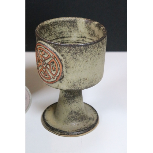 80 - Collection of studio pottery, to comprise a footed caddy with oat meal glaze and tenmoku accents, a ... 