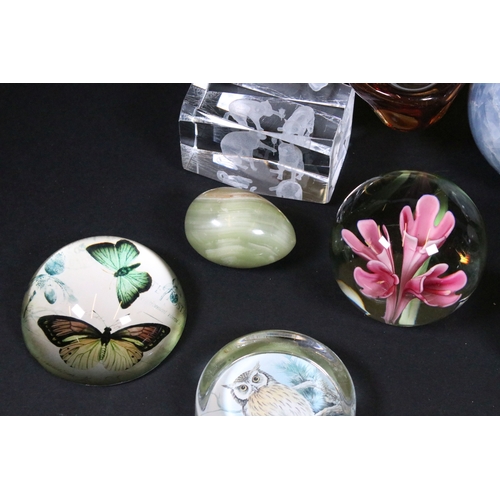 83 - Collection of glass, to comprise a group of paperweights including Millefiore, swing vases, Murano s... 