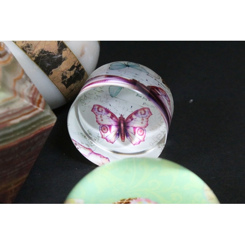 83 - Collection of glass, to comprise a group of paperweights including Millefiore, swing vases, Murano s... 