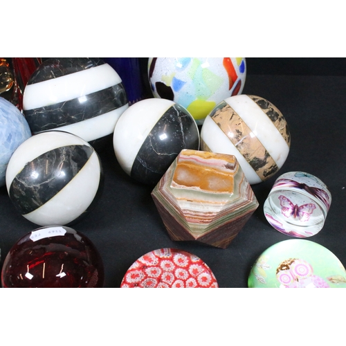 83 - Collection of glass, to comprise a group of paperweights including Millefiore, swing vases, Murano s... 