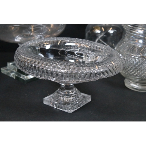 85 - Group of cut crystal glass, to comprise a footed bowl centrepiece, H 20cm x D 21cm, a Da Vinci cryst... 