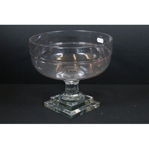 85 - Group of cut crystal glass, to comprise a footed bowl centrepiece, H 20cm x D 21cm, a Da Vinci cryst... 