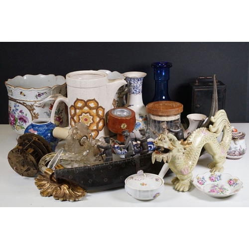 118 - Assortment of ceramic, glass and wooden items, to include one lidded, pan-form condiment box in a fl... 