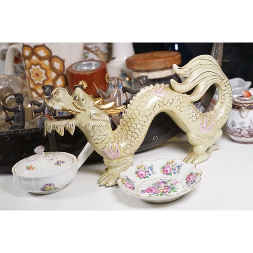 118 - Assortment of ceramic, glass and wooden items, to include one lidded, pan-form condiment box in a fl... 