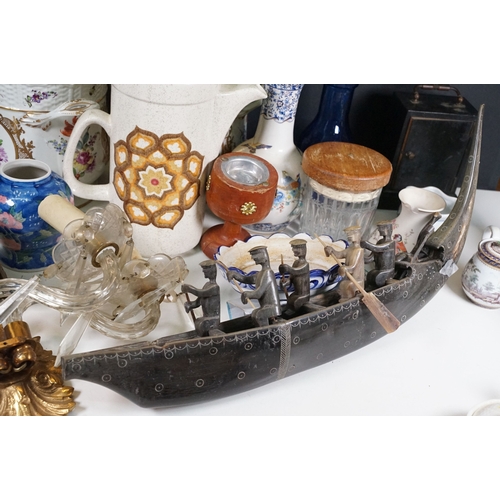 118 - Assortment of ceramic, glass and wooden items, to include one lidded, pan-form condiment box in a fl... 