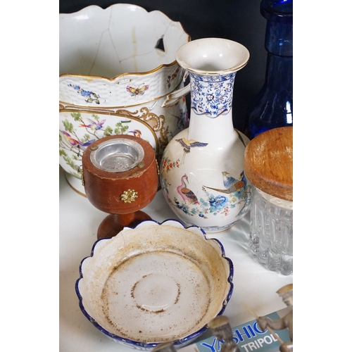 118 - Assortment of ceramic, glass and wooden items, to include one lidded, pan-form condiment box in a fl... 
