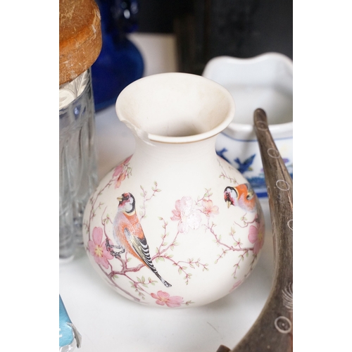 118 - Assortment of ceramic, glass and wooden items, to include one lidded, pan-form condiment box in a fl... 