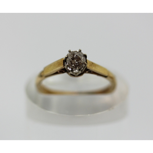 514 - A gold and diamond single stone ring claw set with a cushion shaped diamond, detailed '18ct', ring s... 