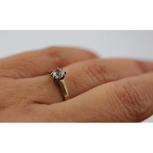 514 - A gold and diamond single stone ring claw set with a cushion shaped diamond, detailed '18ct', ring s... 