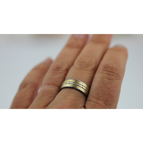 515 - A gold and platinum wedding band ring, indistinctly marked, ring size Q, 10g