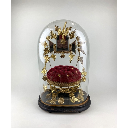 136 - A French 'globe de Mariée' wedding dome containing red velvet cushion with gilt metal mounts and sur... 