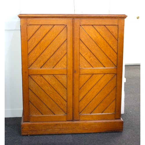 469 - A good quality 19th century light / medium oak entomological / collectors 40 drawer cabinet by T Gur... 