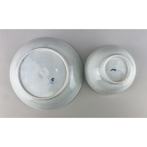 109 - An 18th century blue and white Worcester porcelain chrysanthemum pattern moulded teabowl and saucer,... 