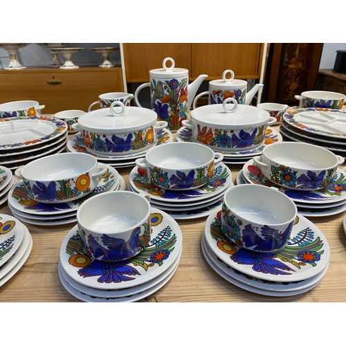 14 - A Villeroy & Boch 'Acapulco' pattern extensive dinner service, comprising 6 x 26cm plates, 5 x 2... 