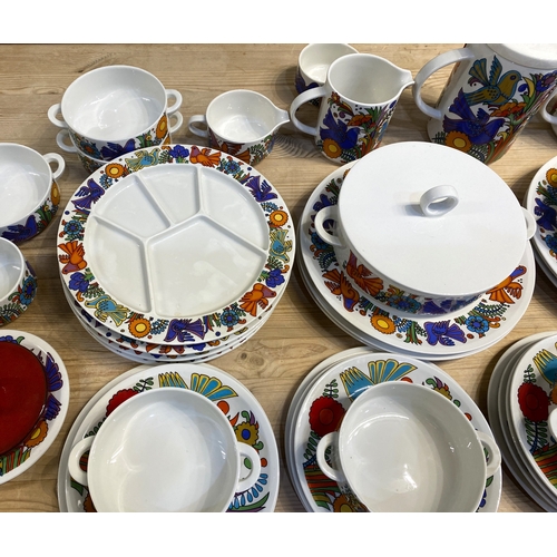 14 - A Villeroy & Boch 'Acapulco' pattern extensive dinner service, comprising 6 x 26cm plates, 5 x 2... 