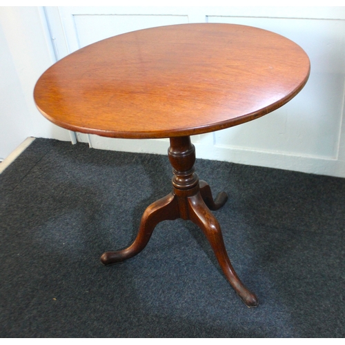 562 - A George III style mahogany circular occasional table with tilting top on baluster support and tripo... 