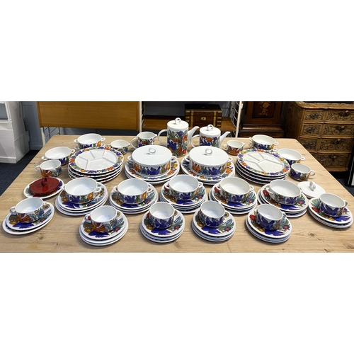 423 - A Villeroy & Boch 'Acapulco' pattern extensive dinner service, comprising 6 x 26cm plates, 5 x 2... 