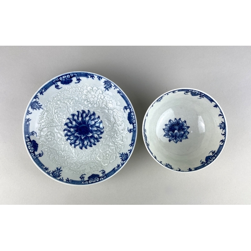 486 - An 18th century blue and white Worcester porcelain chrysanthemum pattern moulded teabowl and saucer,... 