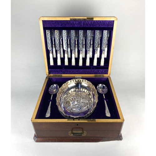 5 - An impressive early 20th century Walker & Hall, Sheffield silver plated dessert service for twel... 