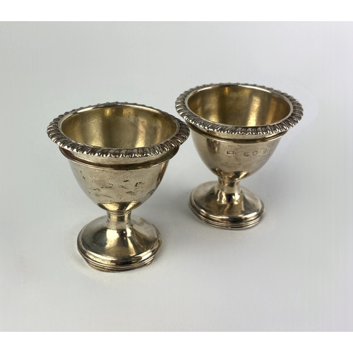 98 - A pair of George IV silver egg cups, maker 'WB', London 1829, 6cm high.... 