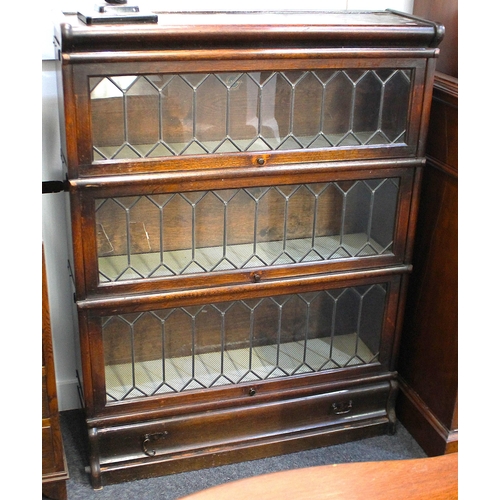 428 - A Globe Wernicke oak sectional stacking bookcase, early 20th century, having three sections with lea... 